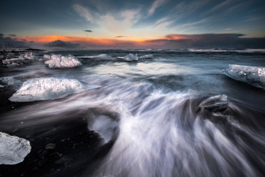 周围的冰块波运动