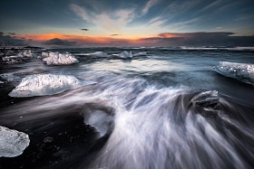 周围的冰块波运动