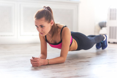 苗條的 fitnes 年輕的女孩，在室內(nèi)在首頁體操鍛煉船殼板的馬尾辮