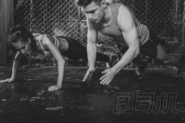 運動員。適合男性教練男人和女人做拍手俯臥撐爆發(fā)力訓練概念運動量來找到健身鍛煉實力電源