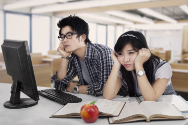 学生在教室里无聊照片