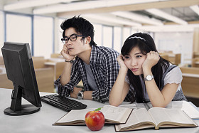 学生在教室里无聊照片