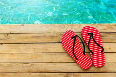 木甲板上的人字拖圖片