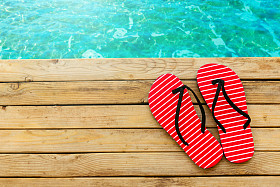 木甲板上的人字拖图片