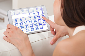 女人在数字平板电脑上使用日历