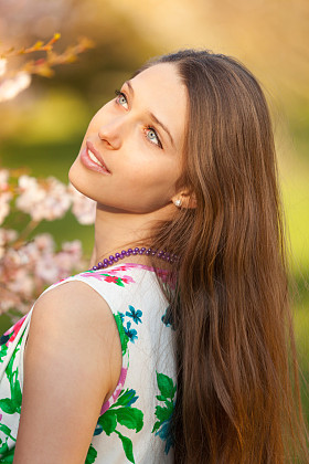 美丽的黑发女人，盛开的果园