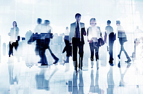 走在城市的商务人士图片