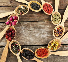 茶和天然添加剂在木制的勺子，老木桌上的集合