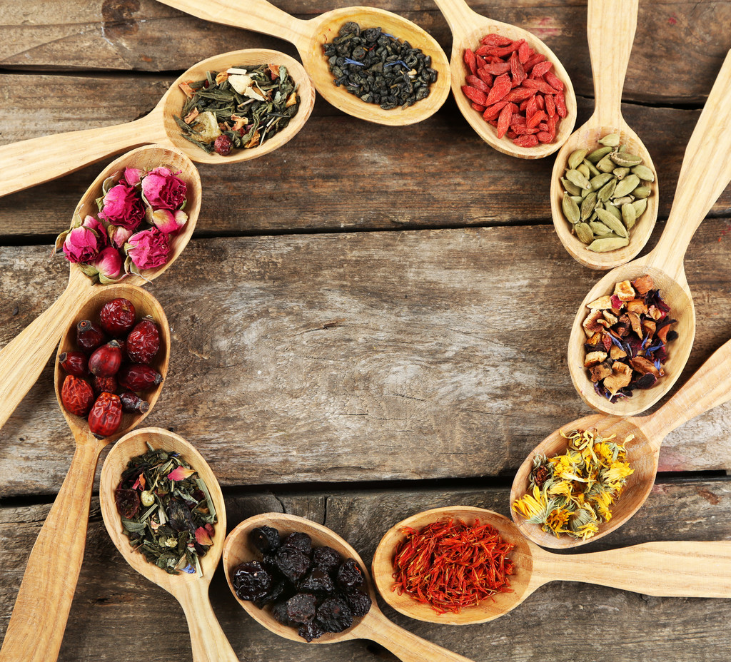 茶和天然添加剂在木制的勺子，老木桌上的集合