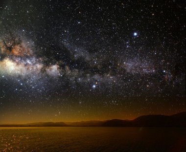 月上反映在大海的背景星空