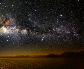 月上反映在大海的背景星空