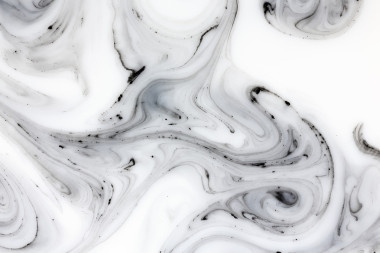 黑白颜料的混合特写镜头