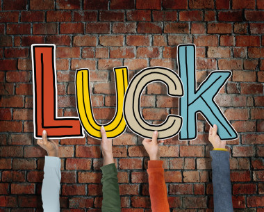 手里捧着运气图片