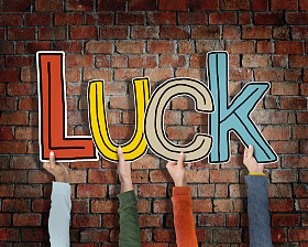 手里捧着运气图片