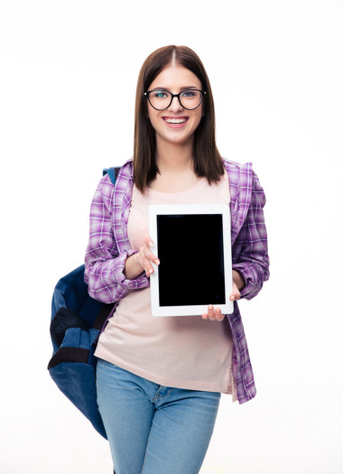 微笑的女士顯示平板電腦屏幕