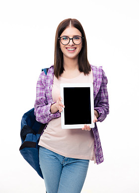 微笑的女士显示平板电脑屏幕