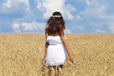 年輕女子在金色的麥田