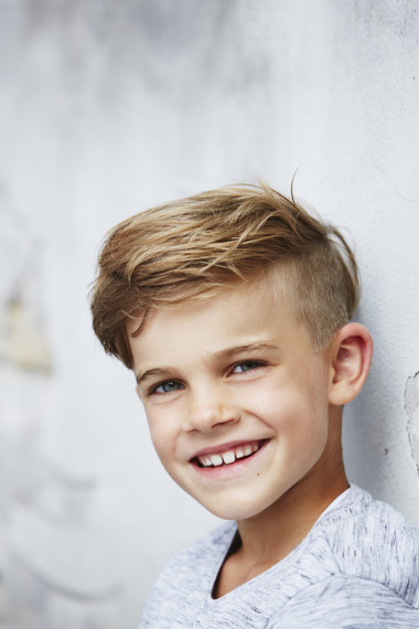 斜靠墻上的男孩