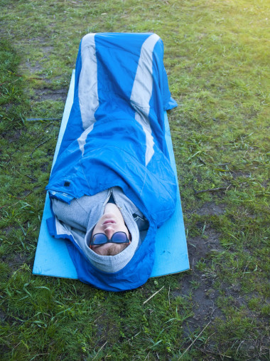 這個人正在休息的睡袋