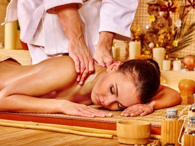 心理医生给女人的拉伸按摩.图片