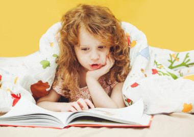 小女孩讀書前躺在床上睡覺。我定了調(diào)子