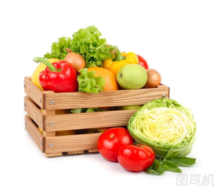 新鮮蔬菜和水果在白色背景上的木盒子