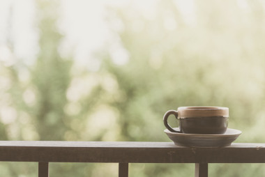 阳台上的咖啡杯