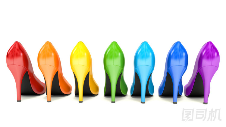 購物的概念。白底彩色的高跟鞋鞋的選擇