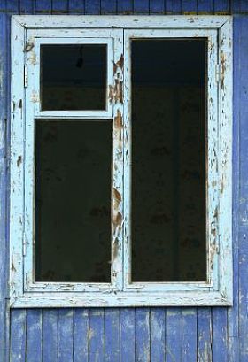 在废弃旧房子的窗口