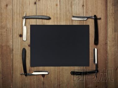 直的老式剃刀和木桌上的黑色鏡框