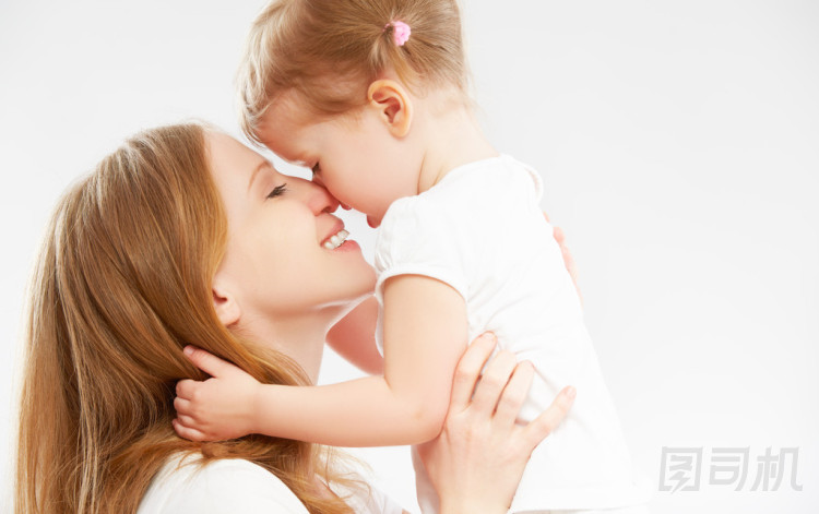 快樂(lè)家庭的媽媽和寶貝女兒擁抱和親吻