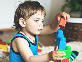 可爱的男孩玩玩具块和砖头