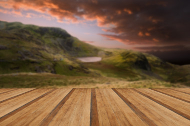 喜怒無常的戲劇性山日落風景用木板飛