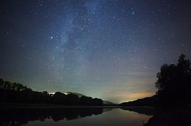 美丽的夜空，银河系与树木图片