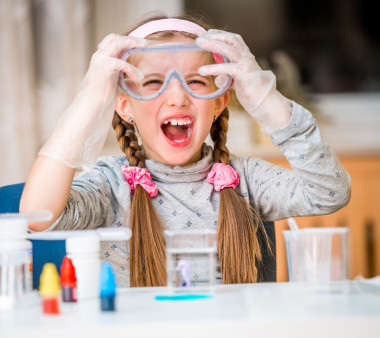 女孩與化學(xué)燒瓶圖片