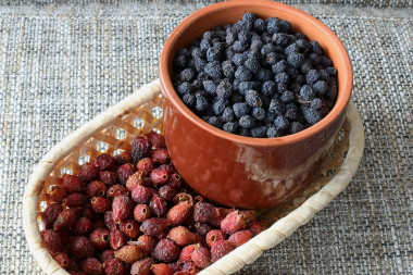 亚麻的背景上的干的玫瑰果。图片