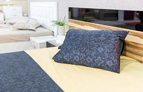 豪华床与枕头图片