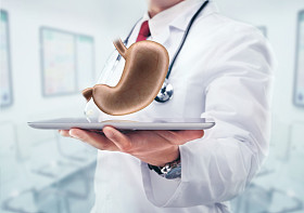 医生用听诊器和胃上这款平板电脑在医院手中