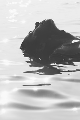 水面上飘浮的女人图片
