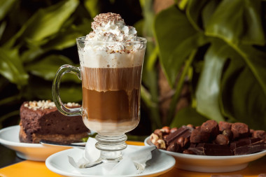 布朗尼和巧克力拿铁咖啡图片