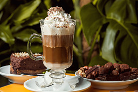 布朗尼和巧克力拿铁咖啡图片