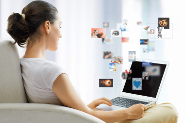 在一台笔记本电脑工作