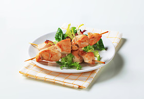 鸡肉串和沙拉绿党图片