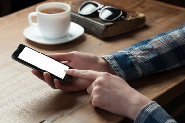 女性手拿著電話圖片