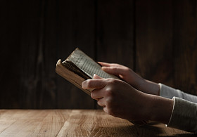 一个女人的手在读圣经