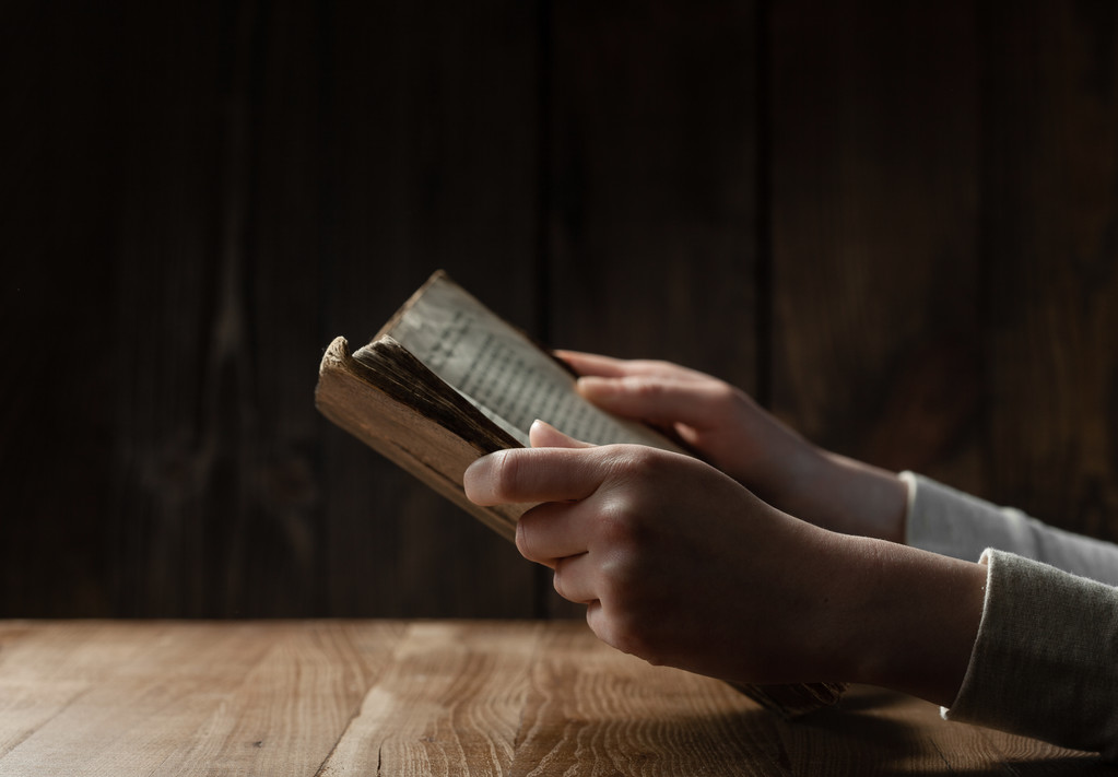 一个女人的手在读圣经 一个女人的手在读圣经