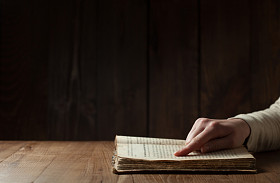 圣经里一个女人的手