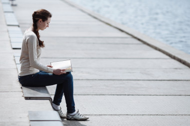 看書在戶外的女人圖片