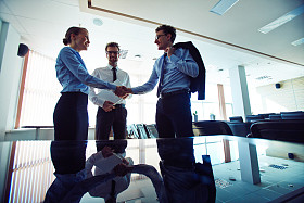 在签署协议后的合作伙伴握手