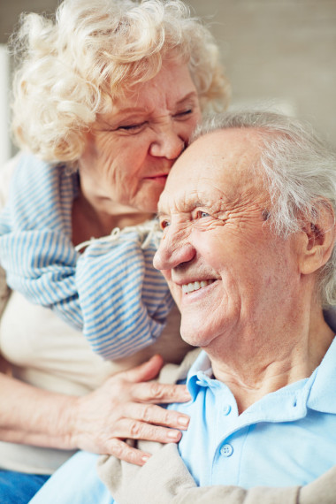 老年妇女亲吻丈夫